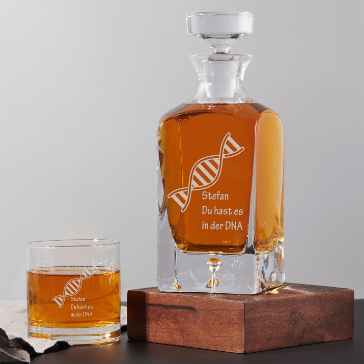 In der DNA - Whiskykaraffe und Whiskygläser - Set mit Gravur