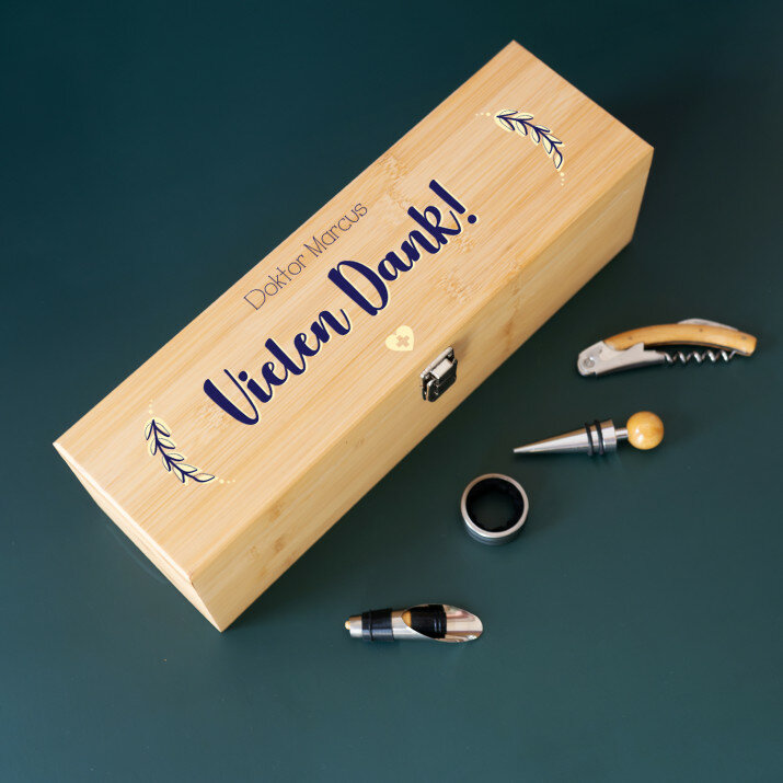Herr Doktor, Vielen Dank - Weinkiste mit Zubehör