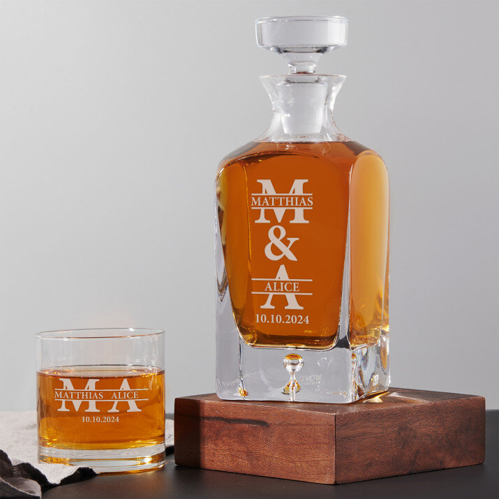 Initiale mit Namen für Paare - Whiskykaraffe und Whiskygläser - Set mit Gravur Initiale mit Namen für Paare - Whiskykaraffe und Whiskygläser - Set mit Gravur