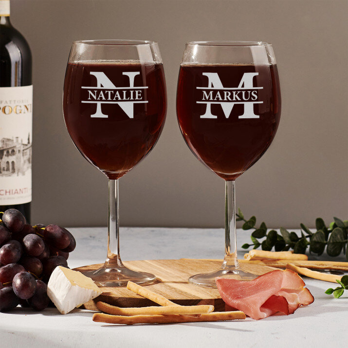 Initiale mit Namen - Zwei gravierte Weingläser