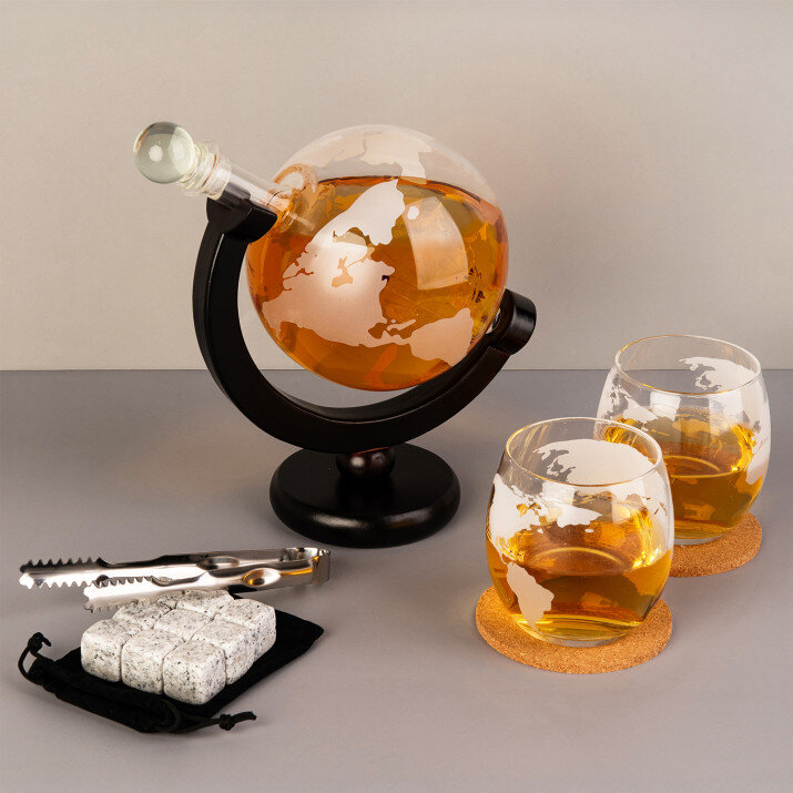 Globuskaraffe mit Gläsern