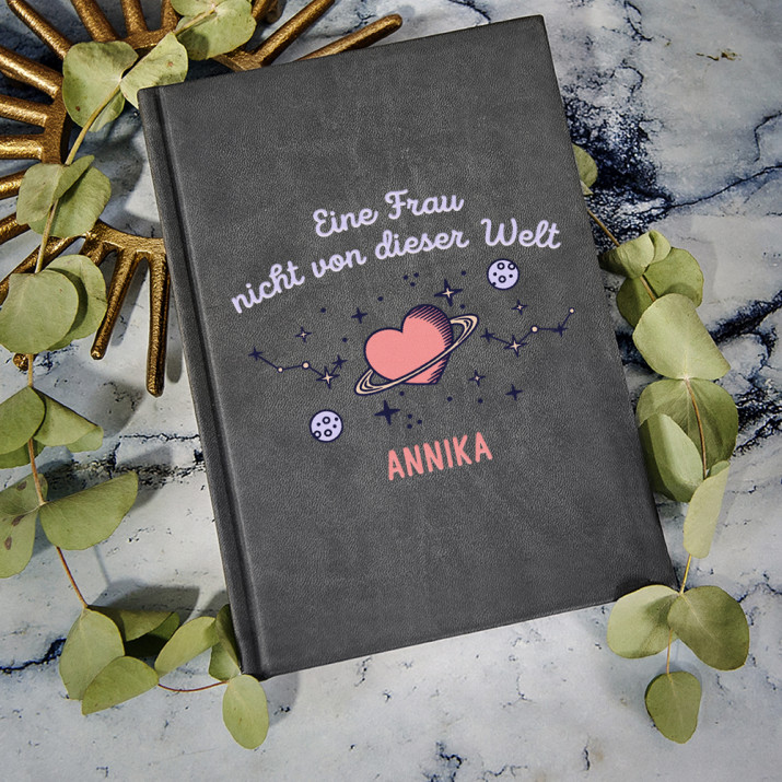 Frau nicht von dieser Welt - Notizbuch A5 mit Aufdruck Frau nicht von dieser Welt - Notizbuch A5 mit Aufdruck