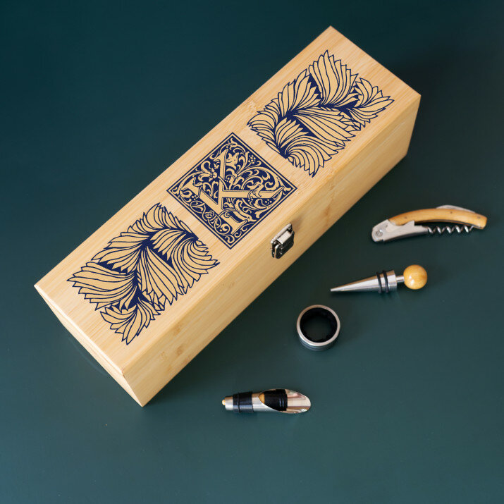 Monogramm - Weinkiste mit Zubehör