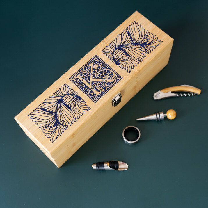Monogramm 2 - Weinkiste mit Zubehör
