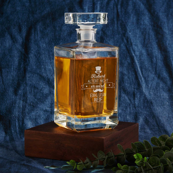 Er altert nicht - Whiskykaraffe mit Gravur 0,7L Er altert nicht - Whiskykaraffe mit Gravur 0,7L
