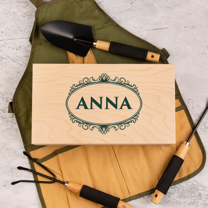 Ihr name - Gartengeräte in Schürze