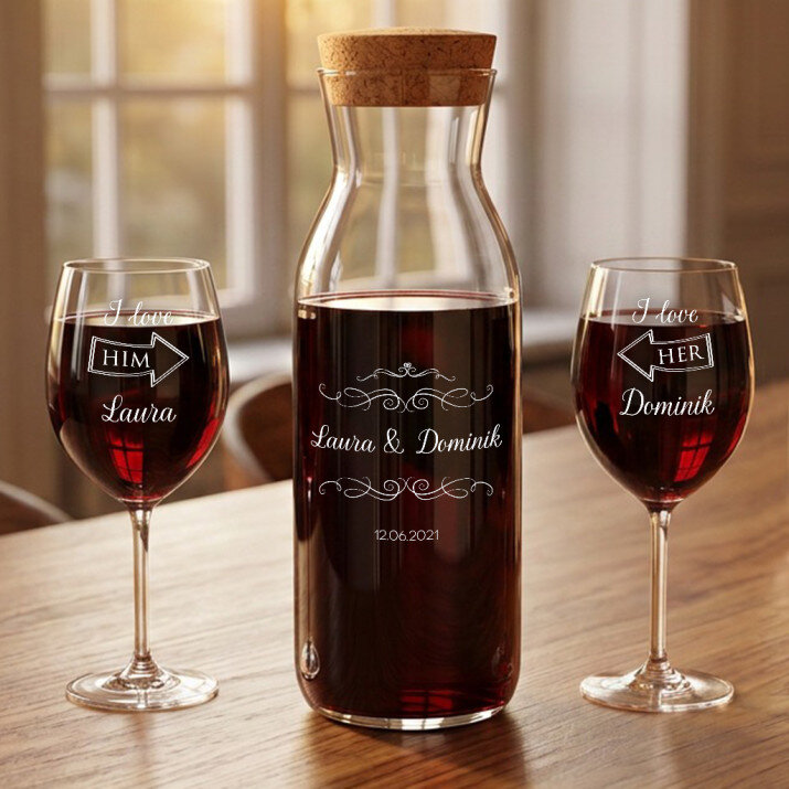 We love each other - Weinkaraffe und zwei Weingläser - Set mit Gravur
