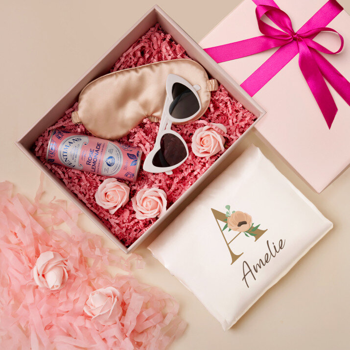 Geschenkset für die Frau mit Satinbademantel und Brille Geschenkset für die Frau mit Satinbademantel und Brille