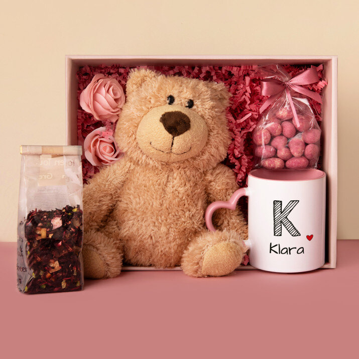 Set mit Tasse, Teddybär und Süßigkeiten für sie