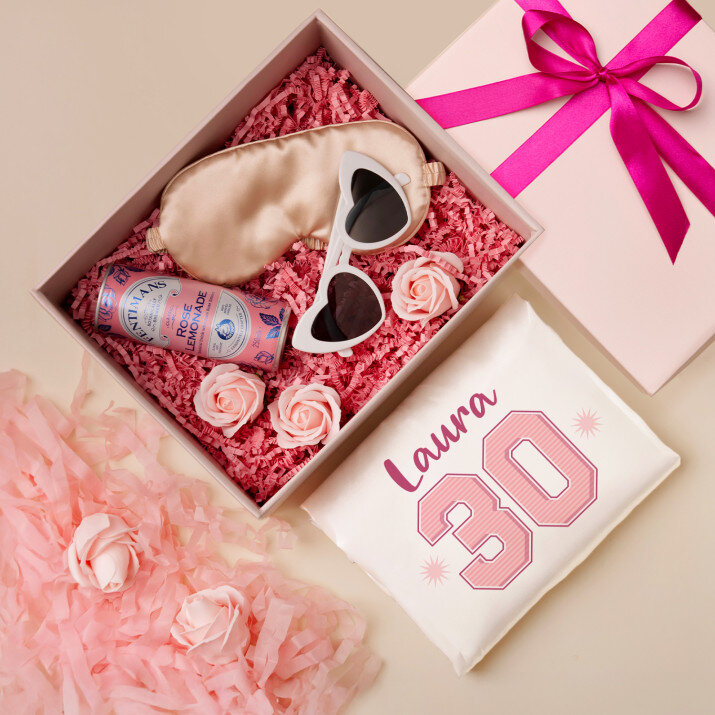 Geschenkset zum 30. Geburtstag mit Satinbademantel und Brille Geschenkset zum 30. Geburtstag mit Satinbademantel und Brille