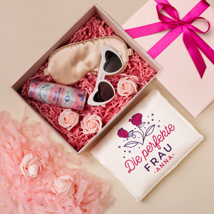 Geschenkset zum Frauentag mit Satinbademantel und Brille Geschenkset zum Frauentag mit Satinbademantel und Brille
