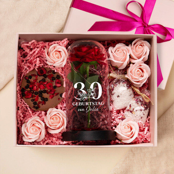 Geschenkset Zum Geburtstag, für Sie mit Ewiger Rose, Schokolade und Badesalz Geschenkset Zum Geburtstag, für Sie mit Ewiger Rose, Schokolade und Badesalz