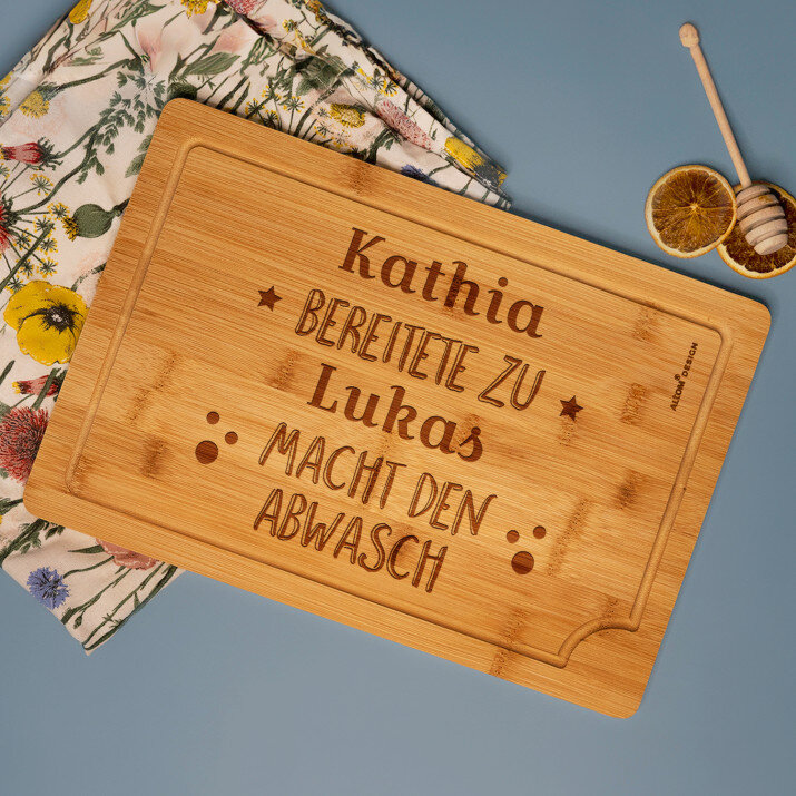 Bereitete zu, macht den Abwasch - Schneidebrett mit Gravur