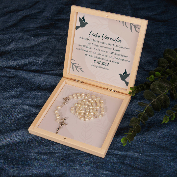 Glückwünsche zur Erstkommunion - Rosenkranz in Holzkiste