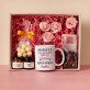 Set mit Tasse, Tee und Süßigkeiten Für eine Rentnerin