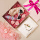 Geschenkset für die Frau mit Satinbademantel und Brille Geschenkset für die Frau mit Satinbademantel und Brille
