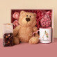 Set mit Tasse, Teddybär und Süßigkeiten Für eine Freundin