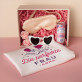 Geschenkset zum Frauentag mit Satinbademantel und Brille Geschenkset zum Frauentag mit Satinbademantel und Brille
