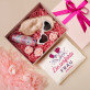 Geschenkset zum Frauentag mit Satinbademantel und Brille Geschenkset zum Frauentag mit Satinbademantel und Brille