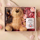 Set mit Tasse, Teddybär und Süßigkeiten Zum Jahrestag